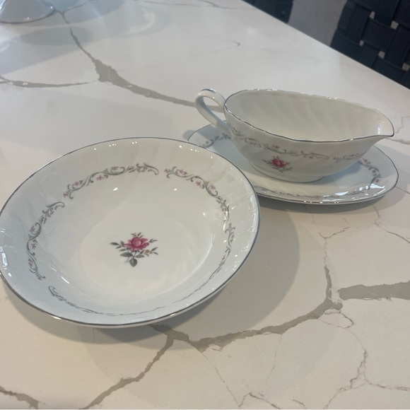 Charming Royal Swirlbowl with Pink and Silver Details and gravy boat with plate - Picture 6 of 6
